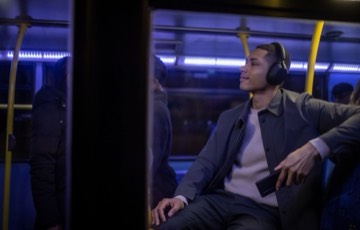Sony WH-1000XM5, lifestyle image